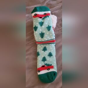 HALLMARK RED PICK UP TRUCK COZY SLIPPER SOCKS WOMEN'S 9-11 NEW, (closet)